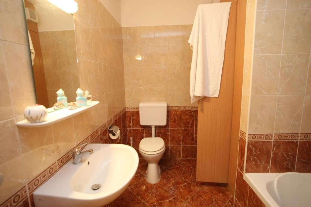 Hotel Lelle Balatonlelle Oda fotoğraf