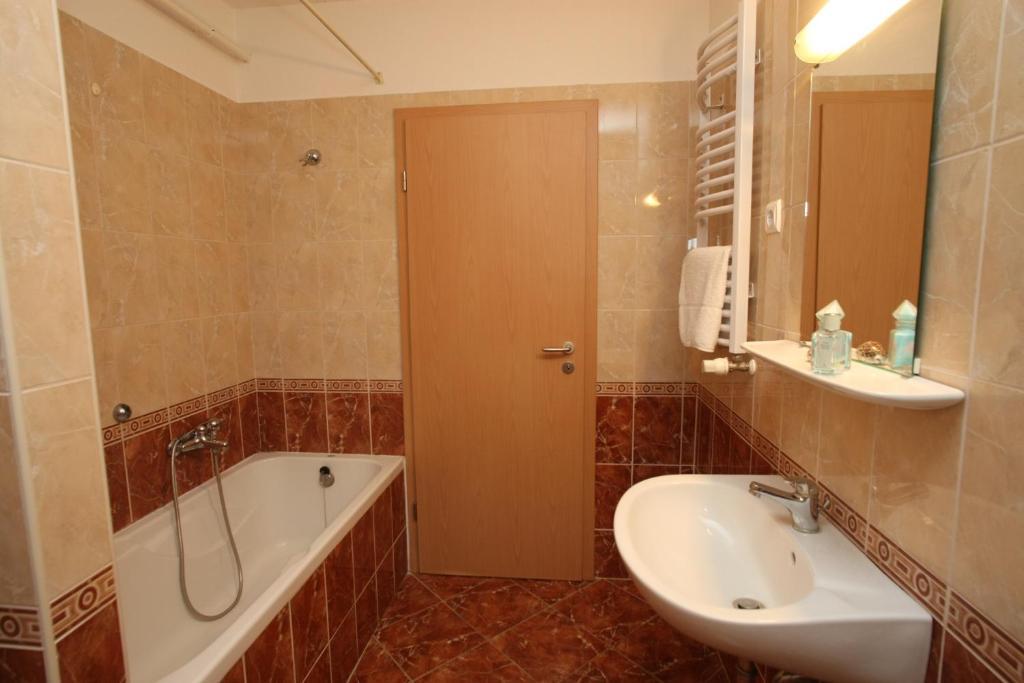 Hotel Lelle Balatonlelle Dış mekan fotoğraf